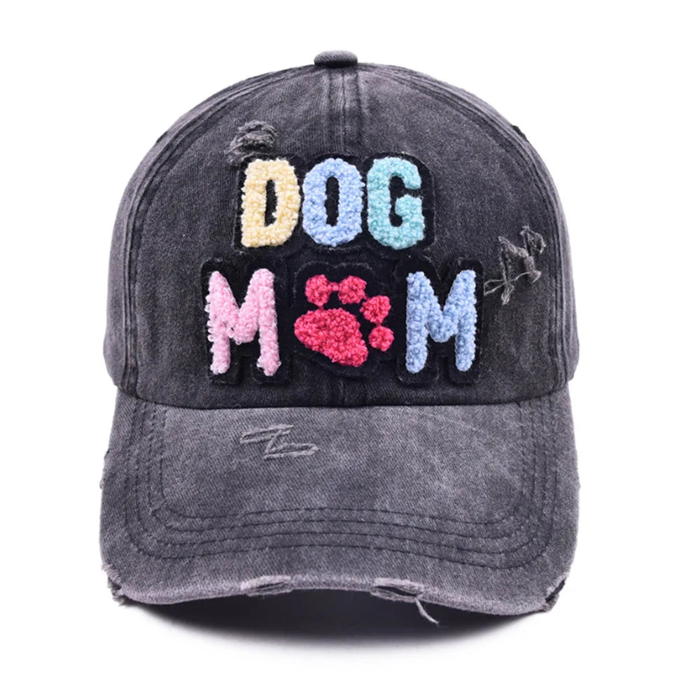 כובע בייסבול עם כיתוב "Dog Mom"