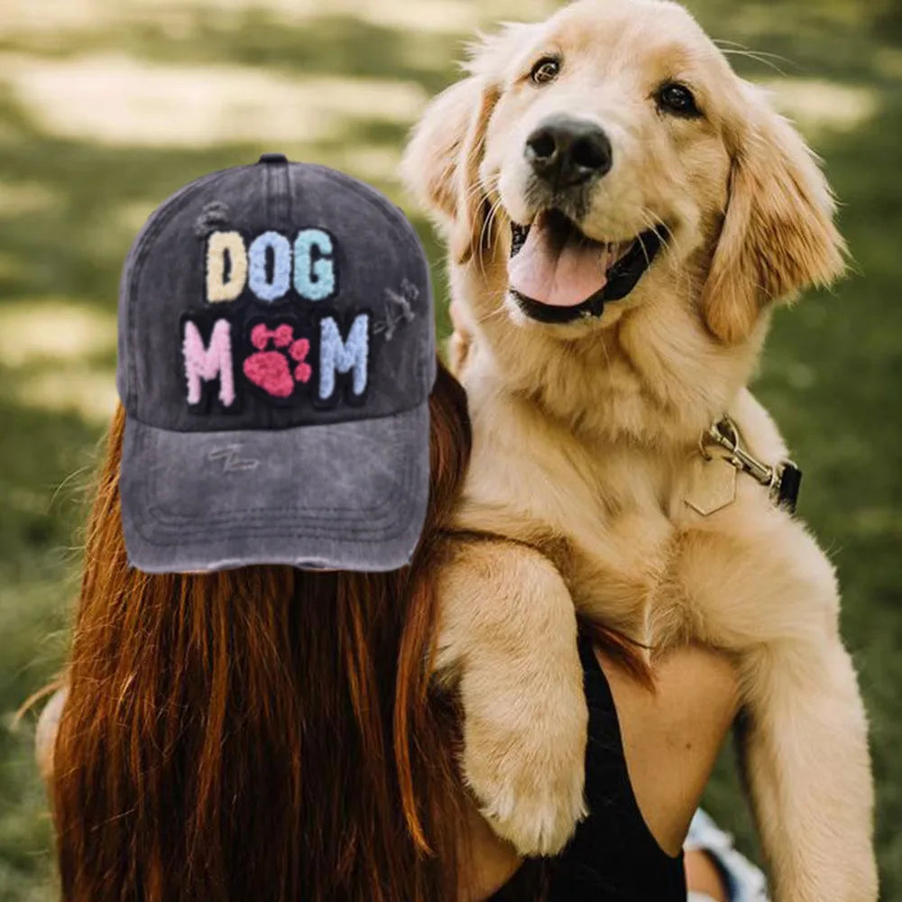 כובע בייסבול עם כיתוב "Dog Mom"